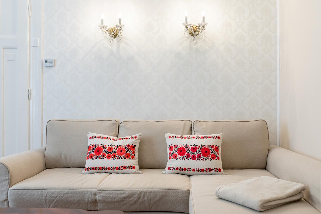 Apartment Luxury & Antique Charm *
